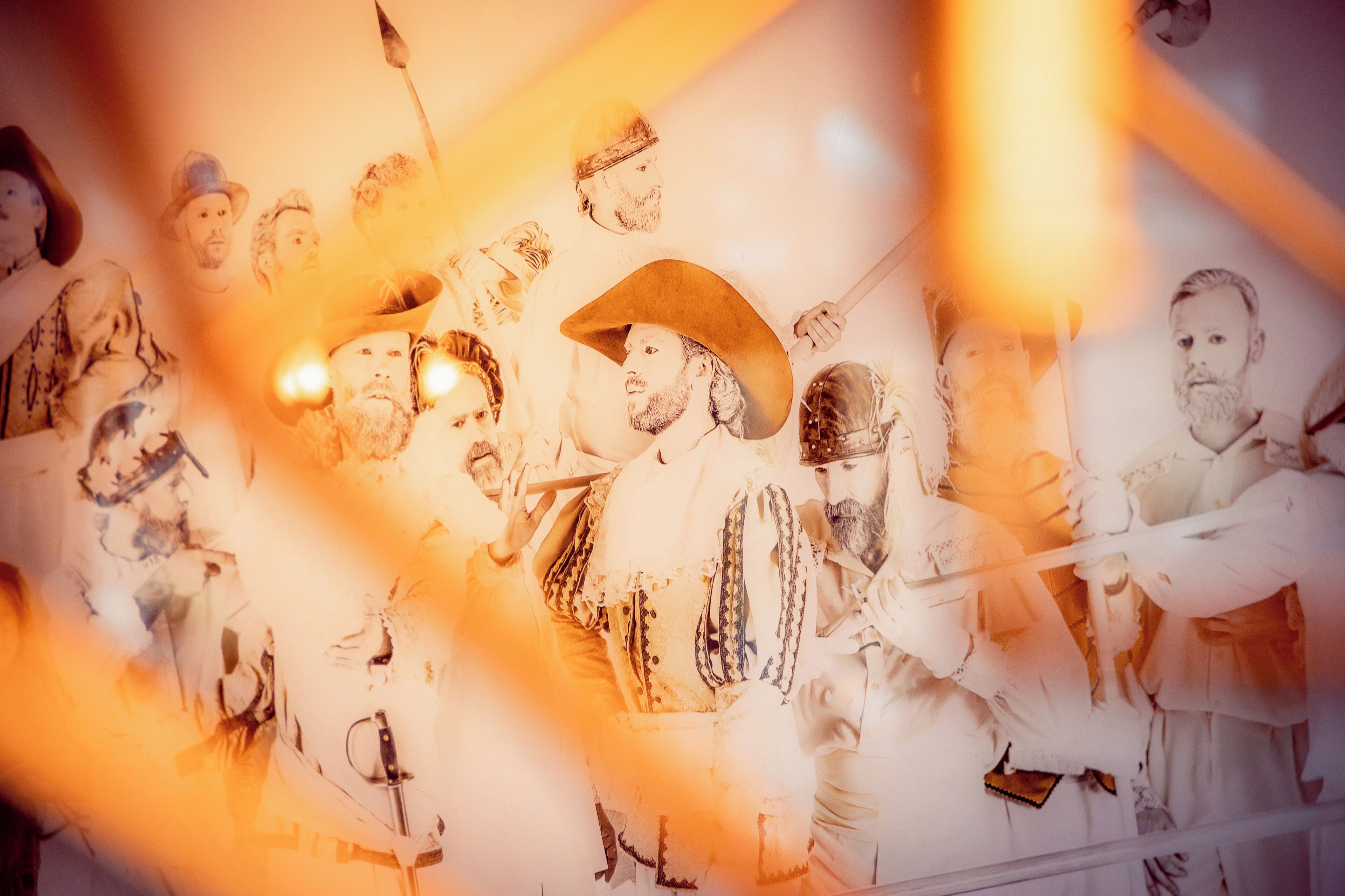Escena de recreación histórica con participantes vestidos con trajes de época y accesorios.