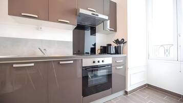 Réfrigérateur, four, cafetière/bouilloire, grille-pain