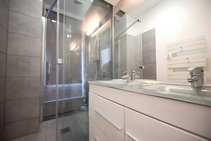 Douche, sèche-cheveux, serviettes fournies