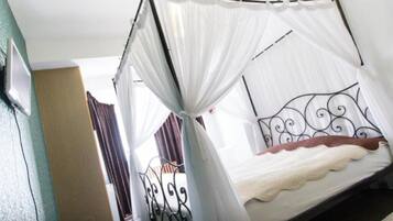 2 bedrooms, iron/ironing board, travel cot, WiFi