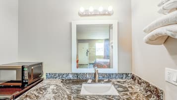 Quarto, 1 cama Queen, para fumantes | Banheiro | Produtos de toalete grátis, toalhas de banho