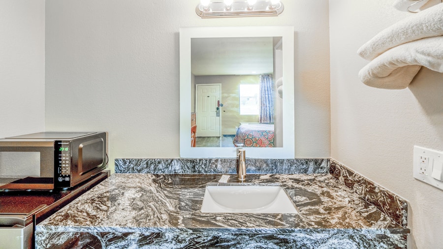 Regency Inn By OYO Rockdale TX