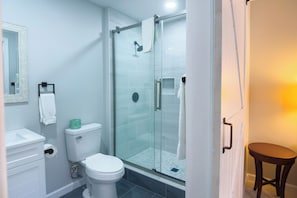 Room, 1 King Bed, Non Smoking | Bathroom | Free toiletries, hair dryer, towels