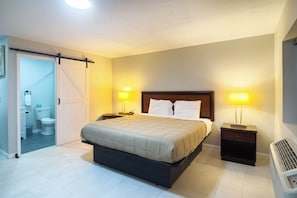 Room, 1 King Bed, Non Smoking | Desk, free WiFi, bed sheets