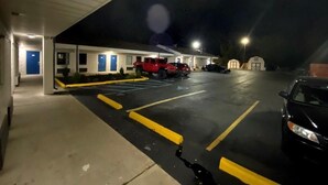 Parking - Deluxe Inn (Erie)
