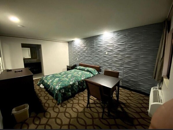 Room - Deluxe Inn (Erie)