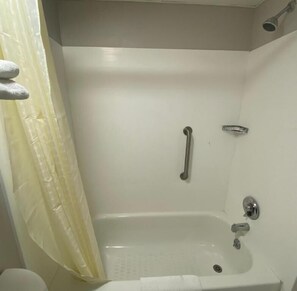 Free toiletries, hair dryer, towels - Deluxe Inn (Erie)