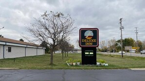 Property entrance - Deluxe Inn (Erie)