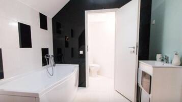 Bruser, hårtørrer, håndklæder, Sæbe