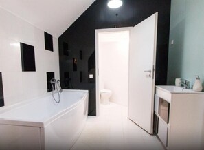 Een douche, een haardroger, handdoeken, zeep