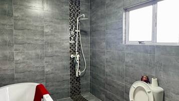 Hårtork, handdukar, tvål och toalettpapper