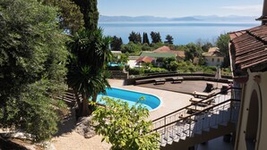 A pool area with a view of the sea and mountains. - House Sea View with Communal Pool (Corfu)