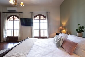 3 habitaciones, tabla de planchar con plancha y cuna de viaje 