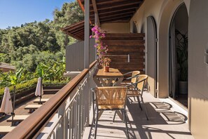 Outdoor dining - Two-Bedroom Sea View Apartment with Communal Pool (Corfu)