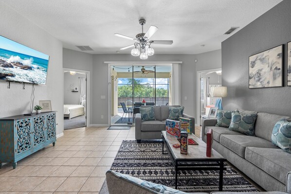 Una Smart TV, una chimenea, un futbolín