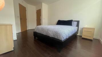 Apartment | 2 bedrooms, iron/ironing board, free WiFi, bed sheets