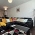 Central 2-bed Apt - Sleeps 4 - Parking & Wifi