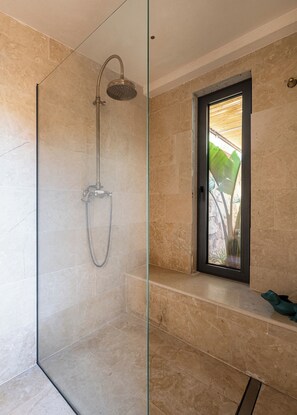 Dusche, umweltfreundliche Kosmetikartikel, Haartrockner, Bidet