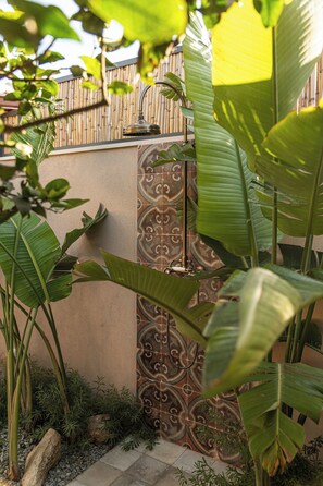 Property grounds - Dependance Armonia, with garden and jacuzzi just 100 meters from the sea (Scicli)