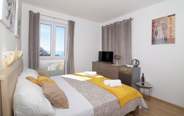 Rom – deluxe, sjøutsikt | Lydisolert, strykejern/-brett og wi-fi (inkludert)