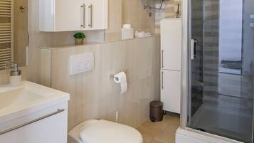 Deluxe Room, Sea View | Bathroom | Shower, free toiletries, hair dryer, towels