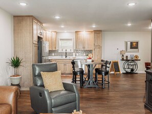 Interior - Sunrise Mountain Escape - Modern 1 Bed, 1 Bath - Gorgeous Views Near BRPW & I-77 (Fancy Gap)