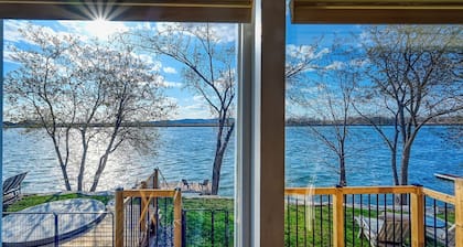 Chalet Sunset by the Richelieu River : Waterfront Views, Tranquility & Comfort