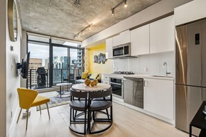 ثلاجة، ميكروويف، فرن، موقد طهي مسطح