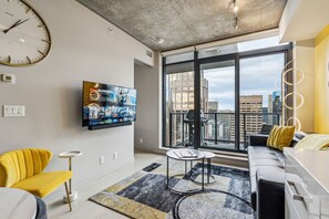 Smart TV, stereo - SkyFlat Stylish Urban Escape in Calgary - AC, BBQ, Gym & Pool - Mins to 17th. (Calgary)