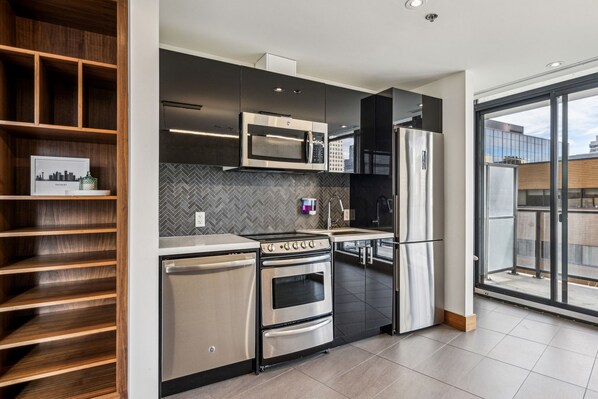 Fridge, microwave, oven, stovetop - SkyFlat Stylish Urban Escape in Calgary - AC, BBQ, Gym & Pool - Mins to 17th. (Calgary)