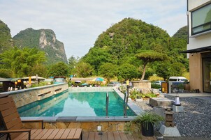 Una piscina al aire libre