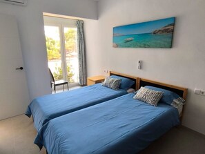 2 bedrooms, iron/ironing board, internet, bed sheets