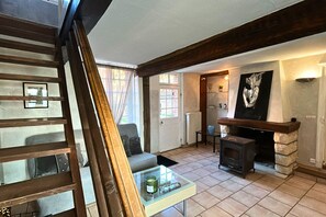 Fernseher, Kamin, Tischtennisplatte