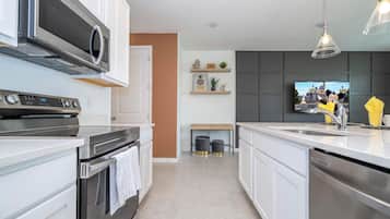 Comfort Townhome | Private kitchen | Full-size fridge, microwave, oven, stovetop