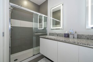 Comfort Townhome | Bathroom - Charming 3Bd W Pool Close To Disney At Serenity 1639 (Clermont)