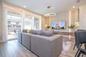 Superior Townhome | Living area