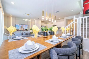 Superior Townhome | Matsal