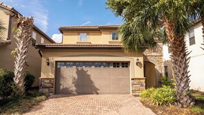 Front of property - Gorgeous 5Bd W Private Pool Windsor Westside 8893 (Kissimmee)