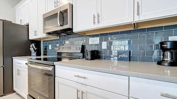 Superior Townhome | Private kitchen