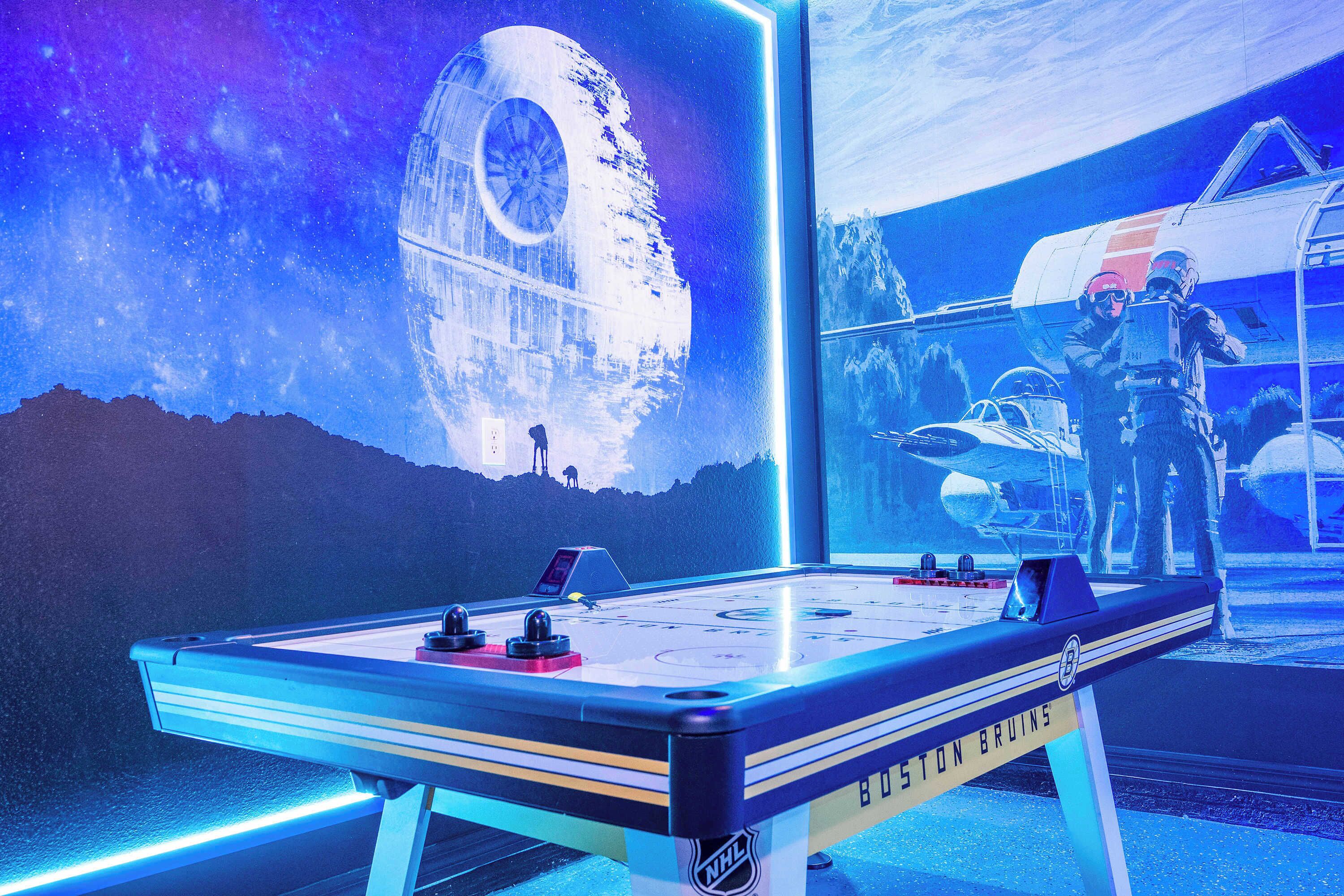Een tafelhockey spel met een Star Wars thematische achtergrond.