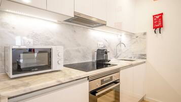 Geladeira, micro-ondas, fogão, lava-louças