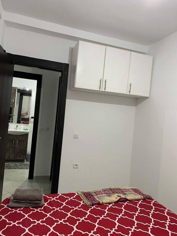 1 bedroom, bed sheets