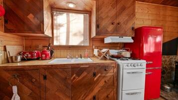 Fridge, oven, stovetop, coffee/tea maker