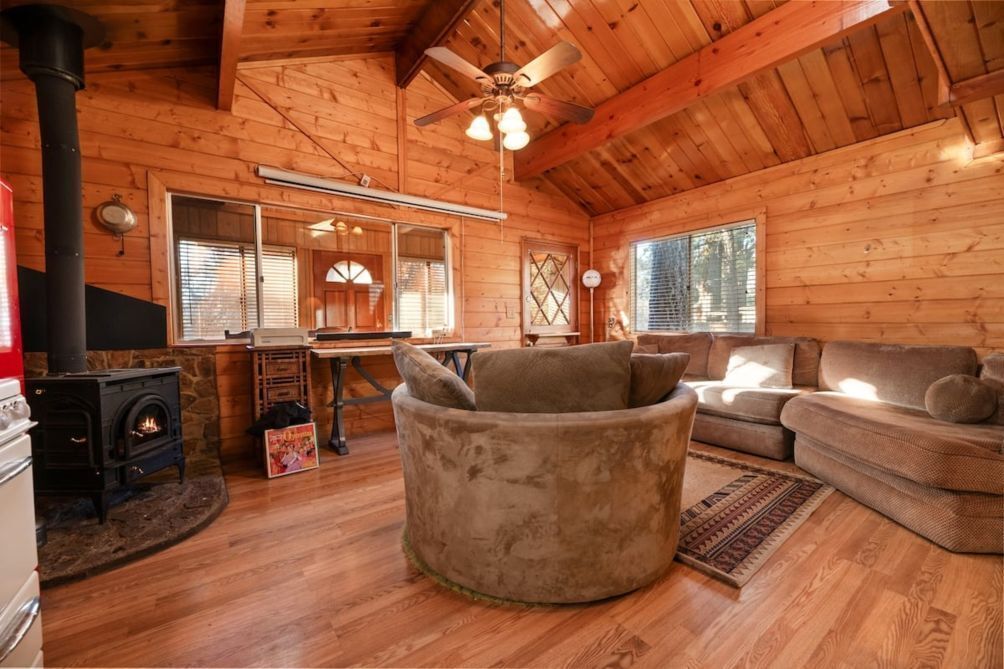 Een televisie en een open haard