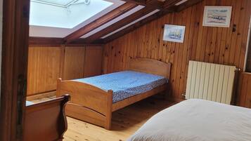 3 bedrooms, iron/ironing board, travel cot, free WiFi