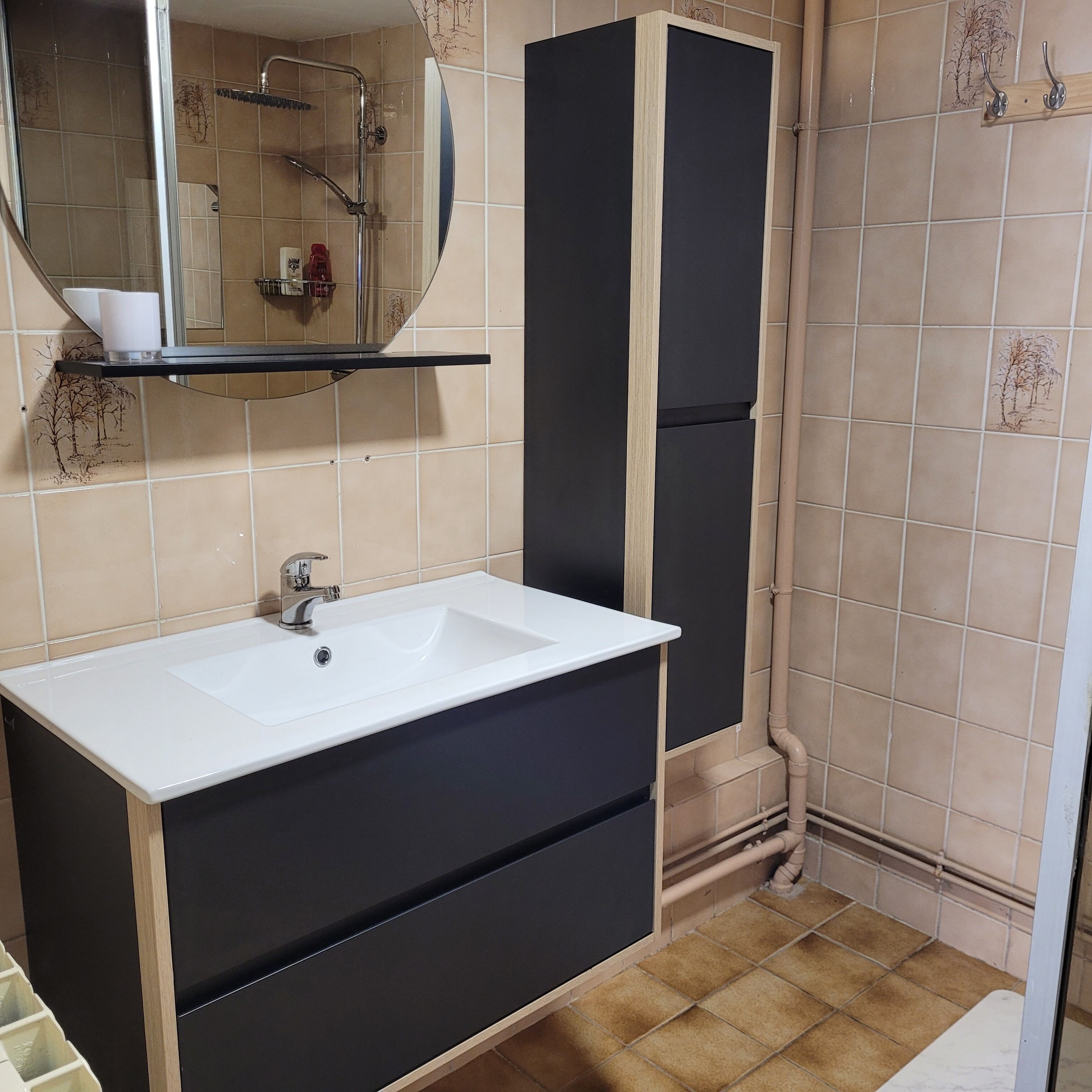 Douche, sèche-cheveux, savon, shampoing