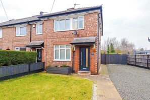 Exterior - Driveway | Modern Home In Altrincham | Sleeps 7 (Altrincham)