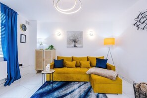 TV - Stunning Home, Large Driveway, Sleeps 7 (Altrincham)