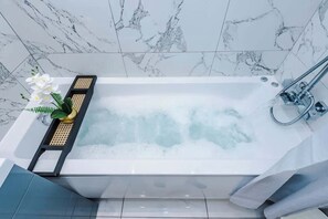 Shower, hair dryer, shampoo - Driveway | Modern Home In Altrincham | Sleeps 7 (Altrincham)