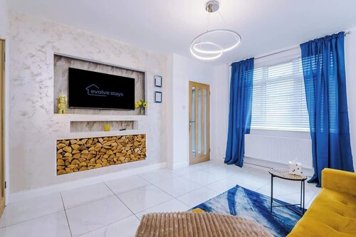 Driveway | Modern Home In Altrincham | Sleeps 7